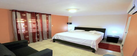 Deluxe Room, 1 King Bed, Private Bathroom, Courtyard Area | Premium bedding, minibar, in-room safe, bed sheets