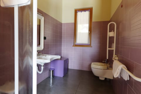 Double Room | Bathroom | Shower, free toiletries, hair dryer, bidet