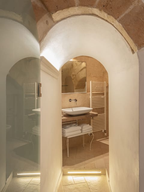 Double Room (Grotta) | Bathroom | Shower, free toiletries, slippers, bidet