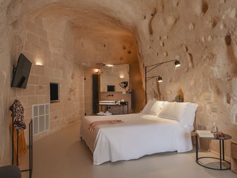 Junior Suite Deluxe ( Grotta) | Minibar, in-room safe, soundproofing, free WiFi