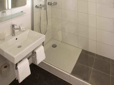 Standard Double or Twin Room (Hauptgebäude) | Bathroom | Hair dryer, towels, soap, shampoo