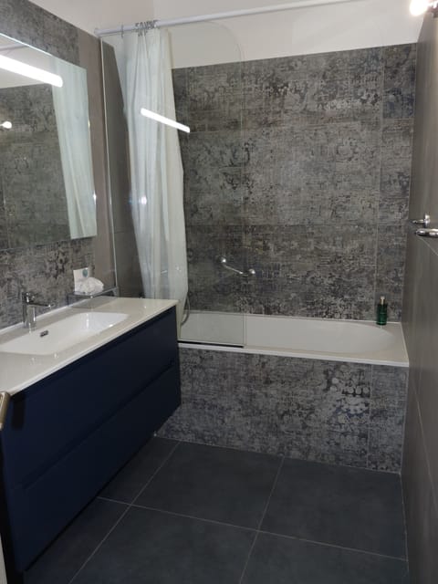 Luxury Double or Twin Room, Private Bathroom, City View | Bathroom