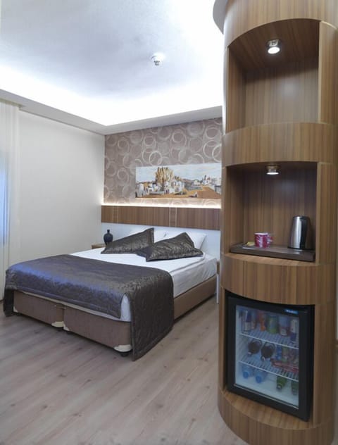 Double or Twin Room | Minibar, in-room safe, desk, free cribs/infant beds