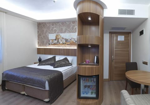 Triple Room | Minibar, in-room safe, desk, free cribs/infant beds