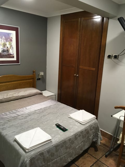 Basic Double Room | Desk, free WiFi, bed sheets