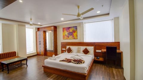 Luxury Room, 1 Queen Bed, Non Smoking | Premium bedding, minibar, in-room safe, desk
