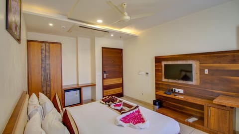 Executive Room, 1 Double Bed | Premium bedding, minibar, in-room safe, desk