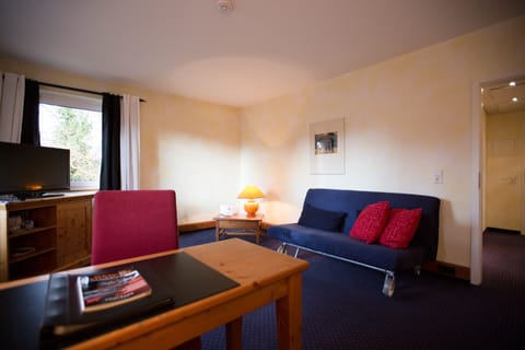 Studio Suite | Living area | Flat-screen TV