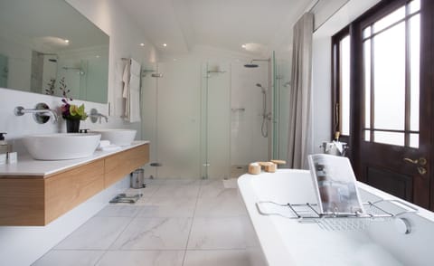 Design Room, 1 Bedroom | Bathroom | Free toiletries, hair dryer, bathrobes, slippers