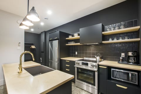 Appartement 2 chambres + lits superposés G101  | Private kitchen | Full-size fridge, microwave, oven, stovetop