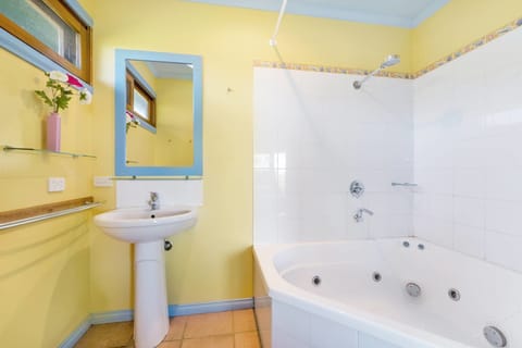 Triple Room with Spa | Bathroom | Separate tub and shower, hydromassage showerhead, free toiletries