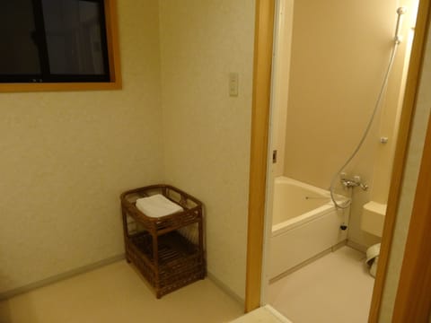 Separate tub and shower, deep soaking tub, free toiletries, hair dryer