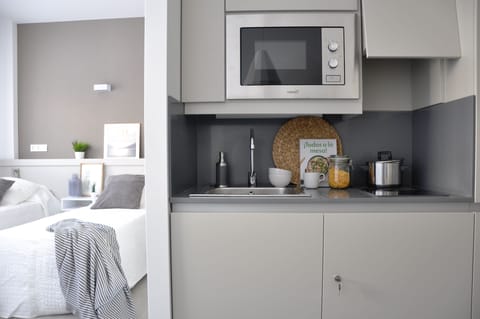 Standard Studio | Private kitchenette | Fridge, microwave, stovetop, cookware/dishes/utensils