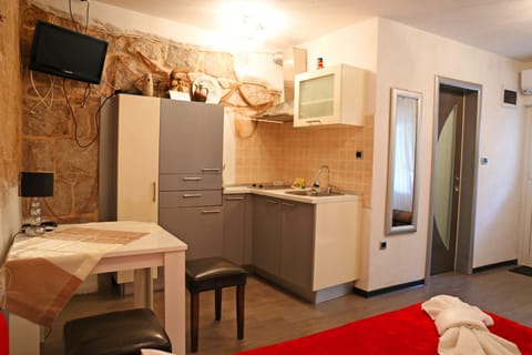 Deluxe Studio Suite | Private kitchen | Fridge, microwave, cookware/dishes/utensils