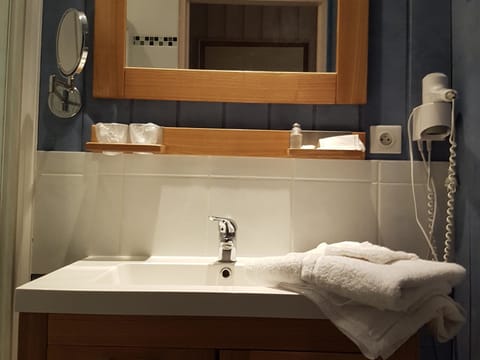 Shower, rainfall showerhead, free toiletries, hair dryer