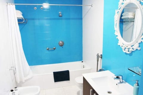 Superior Room, 1 King Bed | Bathroom | Shower, free toiletries, hair dryer, towels