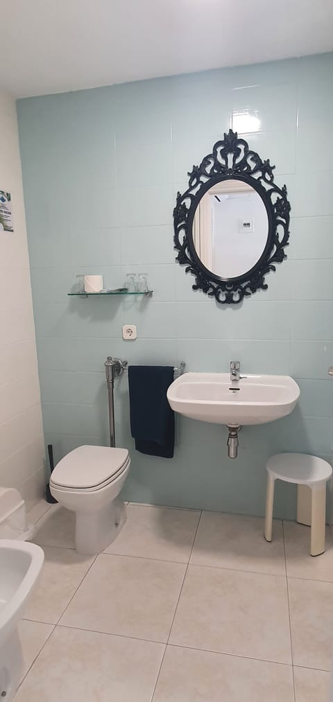 Twin Room | Bathroom | Shower, free toiletries, hair dryer, towels