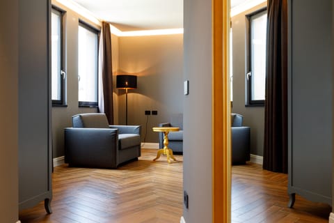 Suite con Terrazza vista lago | Minibar, in-room safe, desk, iron/ironing board