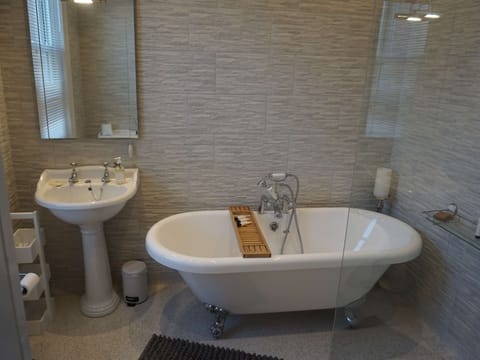 Luxury Double Room, Ensuite (and shower) | Bathroom | Free toiletries