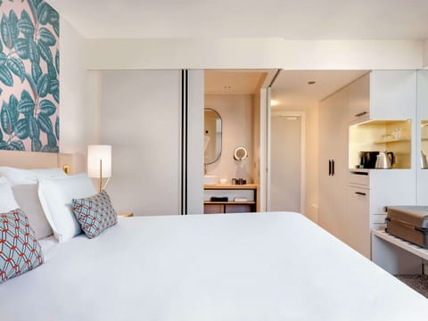 Deluxe Room, 1 King Bed | Bathroom | Rainfall showerhead, designer toiletries, hair dryer, bathrobes