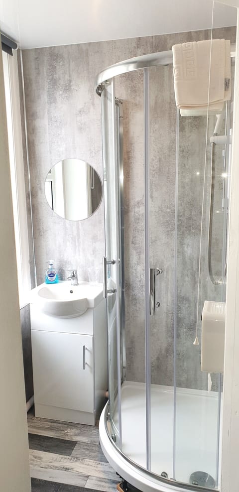 Family Room | Bathroom | Shower, free toiletries, hair dryer, slippers