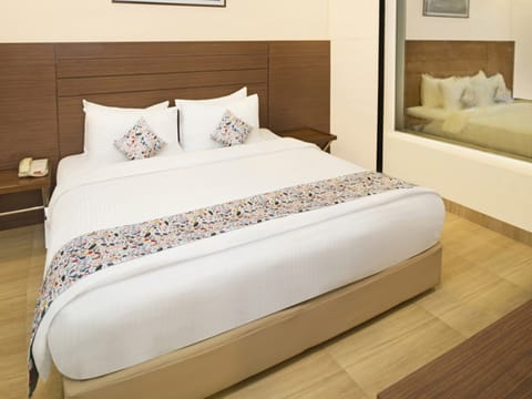 Superior Double Room | Minibar, in-room safe, desk, iron/ironing board