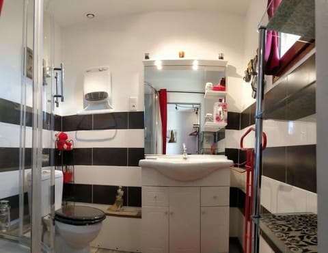 Double Room (New York) | Bathroom sink