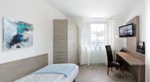 Standard Single Room | Minibar, in-room safe, desk, cribs/infant beds