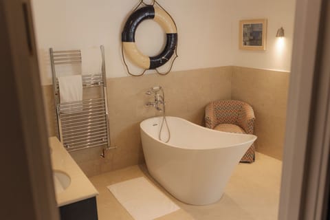 Family Suite, 1 Bedroom, Non Smoking, Fireplace | Bathroom | Free toiletries, hair dryer, bathrobes, towels