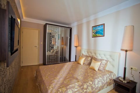 Deluxe Apartment, 1 Bedroom | In-room safe, blackout drapes, iron/ironing board, free WiFi