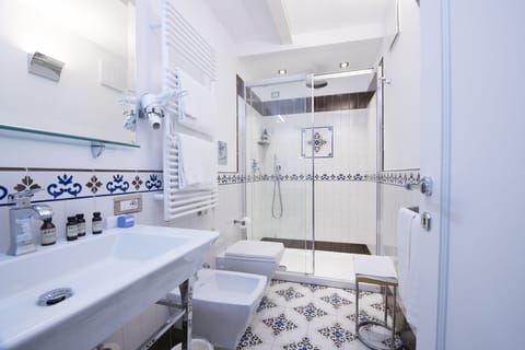 Standard Room | Bathroom | Rainfall showerhead, free toiletries, hair dryer, slippers