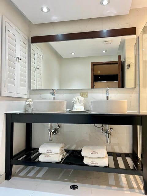 Room, 1 Bedroom | Bathroom | Shower, free toiletries, hair dryer, towels