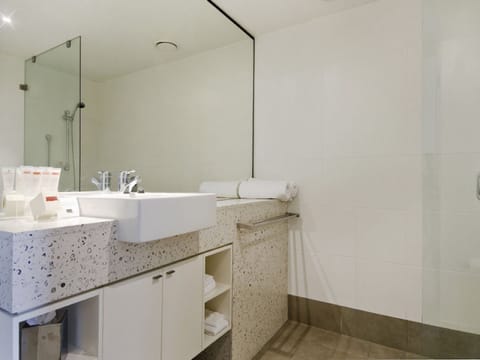 Luxury Apartment, 3 Bedrooms, Pool View, Poolside | Bathroom | Separate tub and shower, deep soaking tub, free toiletries, hair dryer