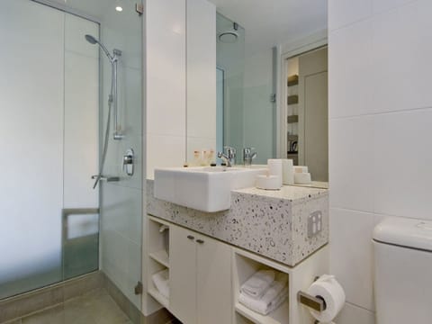 Luxury Apartment, 3 Bedrooms, Pool View, Poolside | Bathroom | Separate tub and shower, deep soaking tub, free toiletries, hair dryer