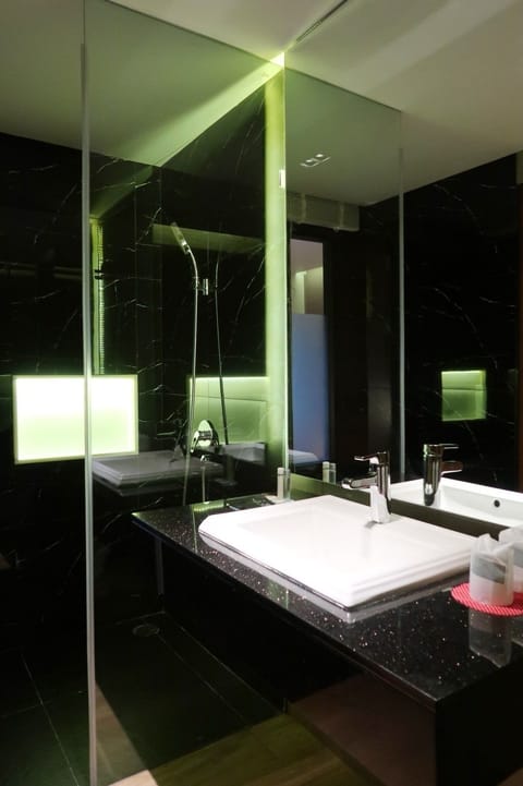Superior Room | Bathroom amenities | Shower, hydromassage showerhead, free toiletries, hair dryer