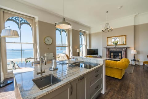 Grand Apartment, Multiple Beds, Kitchen, Sea View (Sir Francis Drake Apartment) | Private kitchen | Fridge, microwave, oven, stovetop