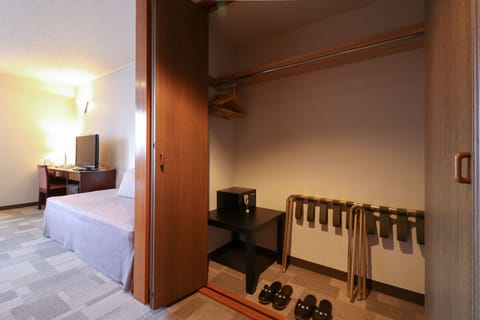 Western Style Twin Bedroom | In-room safe, free WiFi, bed sheets