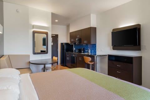 Deluxe Room, 1 King Bed, Non Smoking, Kitchenette | Private kitchen | Full-size fridge, microwave, stovetop, dishwasher