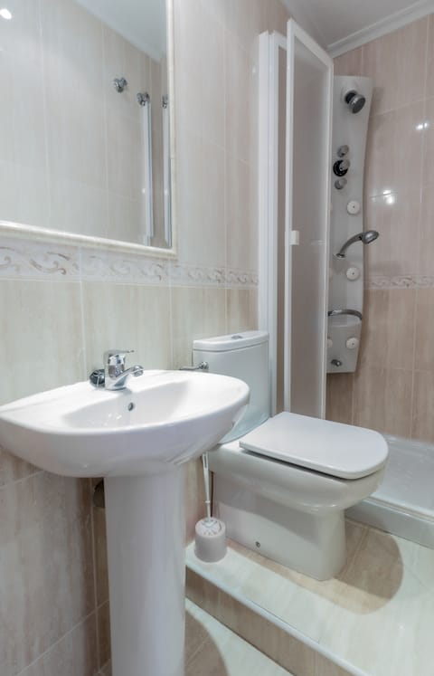 Triple Room, Private Bathroom (4) | Bathroom | Hydromassage showerhead, towels, toilet paper