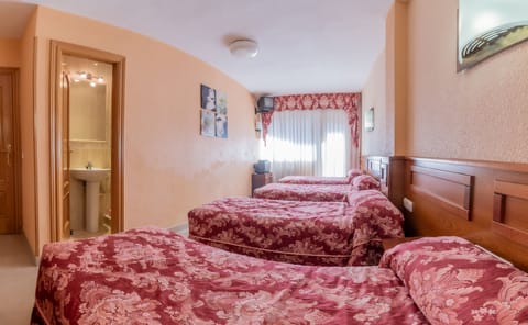 Triple Room, Private Bathroom (4) | Down comforters, free WiFi, bed sheets