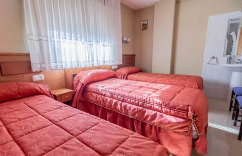 Triple Room, Shared Bathroom | Down comforters, free WiFi, bed sheets