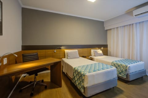 Executive Room, 2 Twin Beds (Twin) | Minibar, in-room safe, desk, blackout drapes