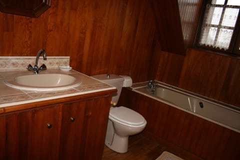 Double Room (Canelle) | Bathroom | Combined shower/tub, free toiletries, towels