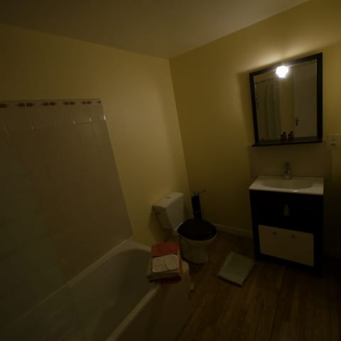 Double Room, Balcony | Bathroom | Combined shower/tub, free toiletries, towels