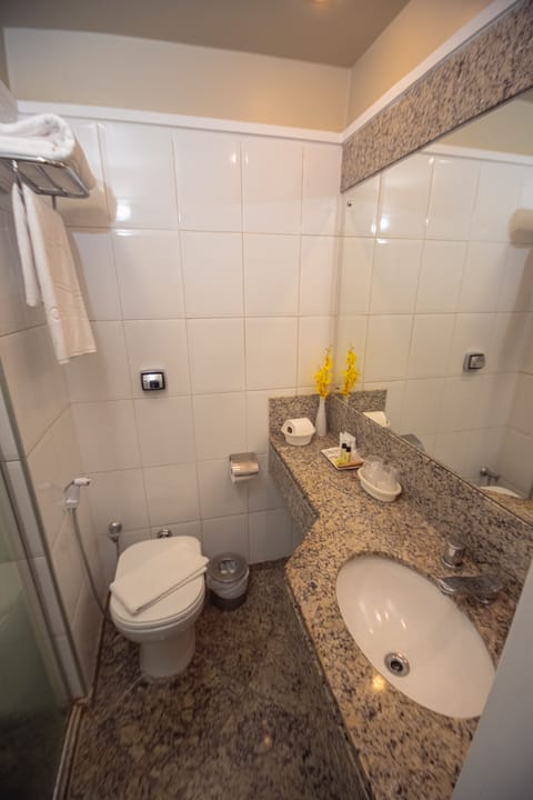 Standard Quadruple Room | Bathroom | Shower, rainfall showerhead, free toiletries, hair dryer