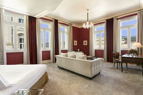 Suite (James Joyce, Square View) | Hypo-allergenic bedding, minibar, in-room safe, desk