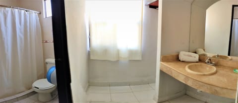 Room, 1 King Bed | Bathroom | Shower, rainfall showerhead, towels