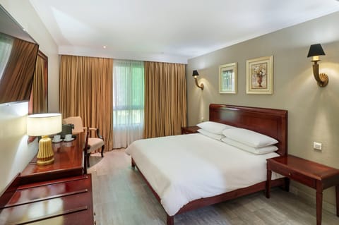 Room, 1 King Bed, Garden View | Down comforters, in-room safe, desk, blackout drapes