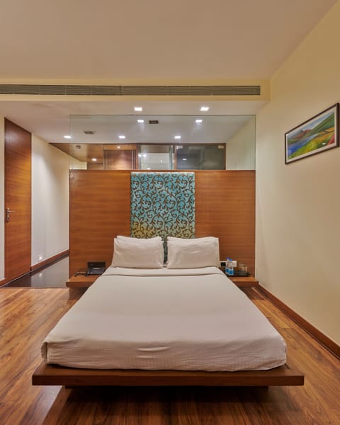 Design Room, 1 King Bed | Premium bedding, minibar, in-room safe, desk