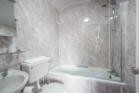 Combined shower/tub, hair dryer, towels